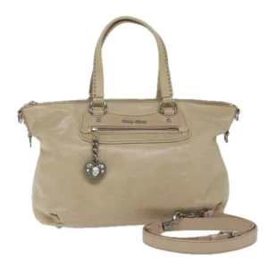 Miu Miu väska - Ursprung: Turkiet   Material: läder Färg: rosa   Tillbehör: axelrem    Mycket bra tillstånd. Se bilder för detaljer! B 36cm x B 25cm x D 13cm