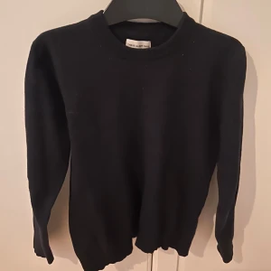 Merinoull tröja  - Tröja i 100% merinoull. Den har inga defekter alls men är lite dammig men det tas bort inann köp 