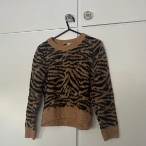 🐯💕tigermönstrad stickad💕🐯 - så cool tigermönstrad stickad. Knappt använd!! Hör av er vid frågor💕🐯