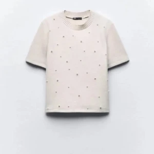Vit tröja med pärlor - Superfin oanvänd stickad tröja från Zara!! Superfina pärlor på. Säljer då den inte kommit till användning💗💗Skriv för egna bilder, pris går att diskutera!