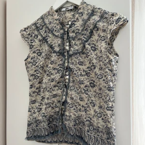 kortärmad blus - superfin kortärmad blus från Gina tricot. bra skick! knappar längst hela tröjan. skriv vid funderingar ❤️