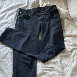 Nudie jeans grim tim  - Säljer dessa fina jeans från märket Nudie jeans, modellen heter grim tim och passformen är slim fit. Storlek 29/34, passar mig bra som är 189cm. 