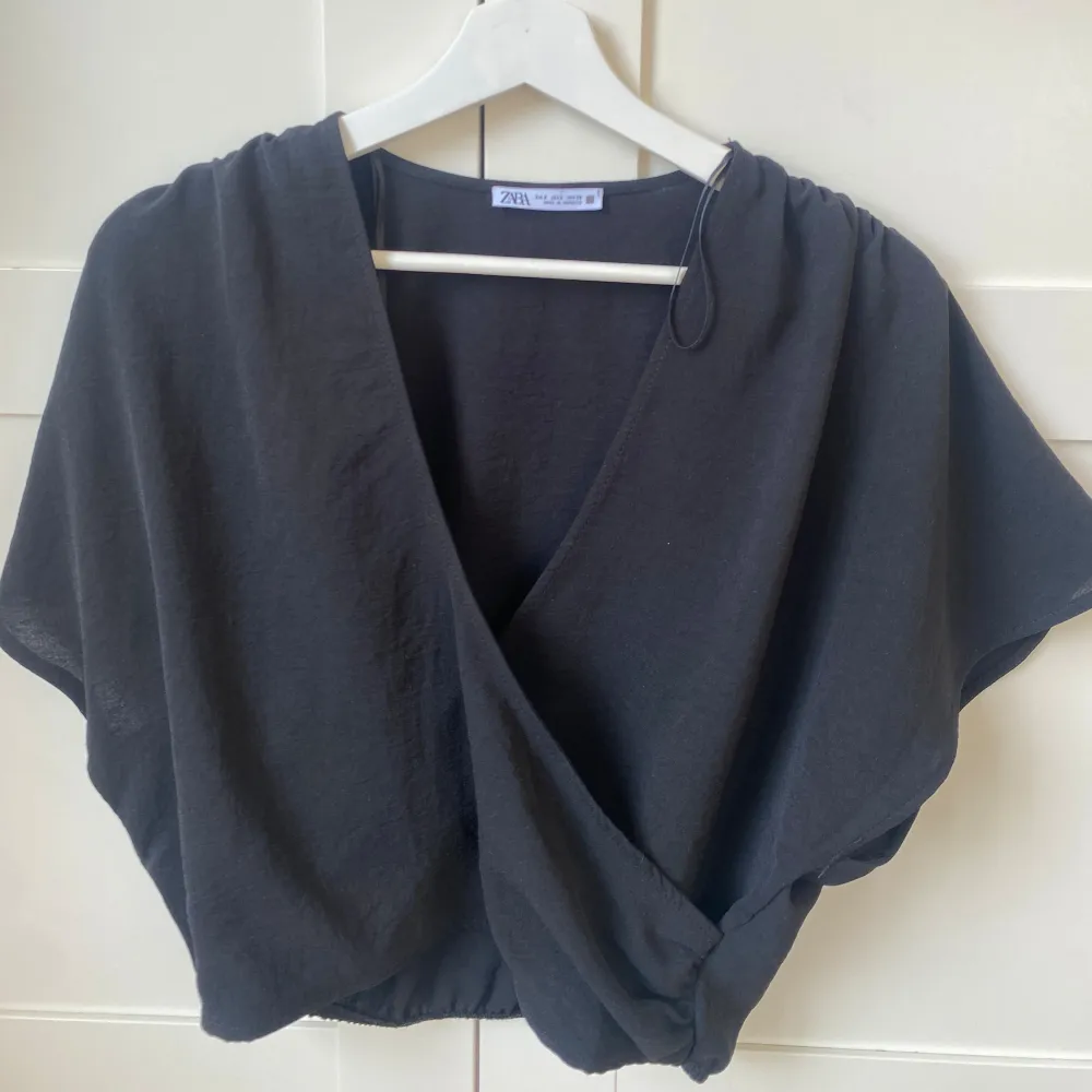 Söt kortärmad blus från Zara, använd ett fåtal gånger💓 Hör av dig vid frågor eller om du vill ha fler bilder!. Puserot.