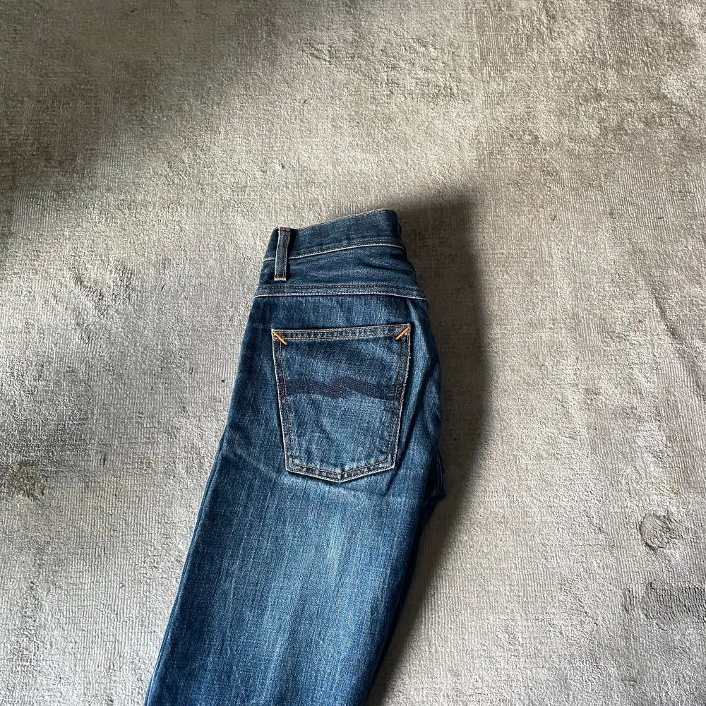 Säljer nu dessa extremt snygga Nudie jeans med en riktig skön tvätt,Jeans är även selvedge vilket innebär att det är en väldigt hög kvalite,Storleken på Jeansen är W29 och L32.Priset är inte höget i sten,Kontakta vid frågor!. Jeans & Byxor.