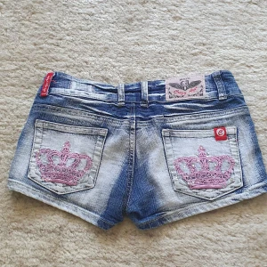 Crazy age / victoria beckham jeans shorts - Jätte snygga jeans shorts! Korta, vintage, lågmidjade och passar mig som har stl xs. Intressekoll så priset kan diskuteras 🤍