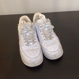 Nike air force 1 - Sköna nike air force 1s! Skick 6/10 storlek 39 o passar som dem ska! Priset kan gärna diskuteras
