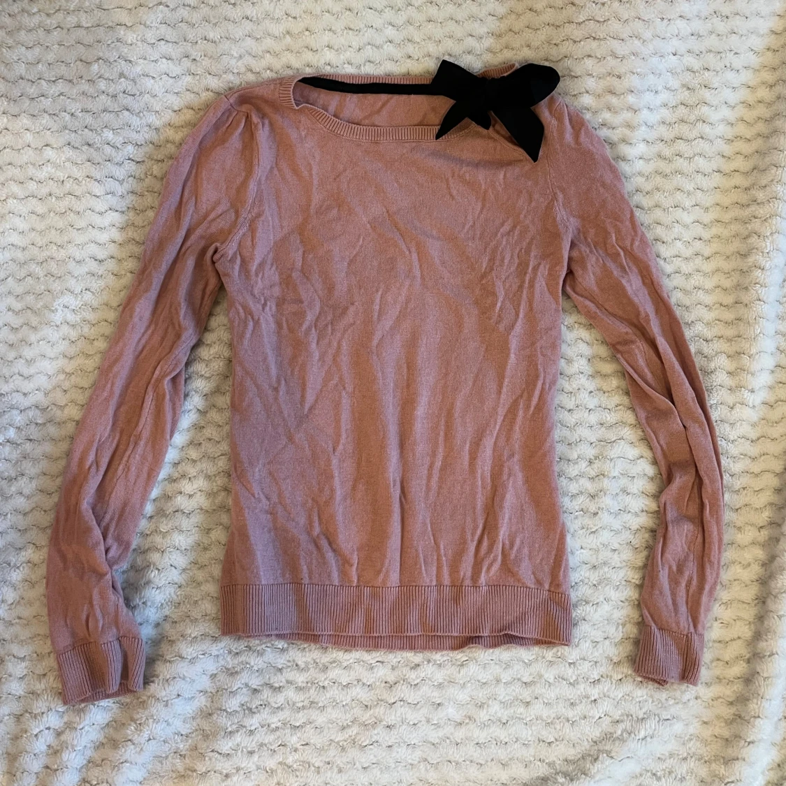 Rosa tröja med rosett