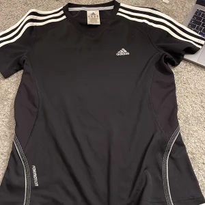 Adidas tränings t shirt  - . 