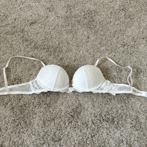 Vit push bh - Säljer en push up bh Köpte den för 229kr säljer för 169kr Använd en gång, den var inte i rätt storlek för mig. I nytt skick❤️