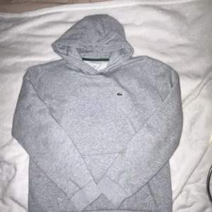 Oanvänd fet Lacoste hoodie Nypris 900  Storlek 14y / 164 centimeter Säljer för att den inte har kommit till användning