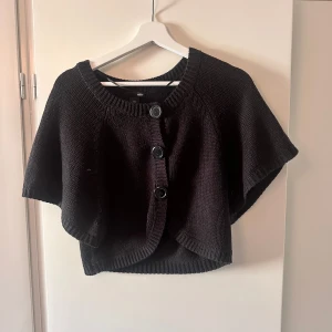 Bolero/kort kofta - Svart kort kofta/bolero med stora knappar. 