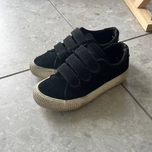 Even&odd skor - Sköljer dessa superfina säljer dessa even&odd skorna i storlek 36, lite defekter på sista bilden, skriv för fler bilder💕