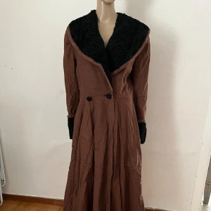 Princesscoat kappa jacka rock coat retro rockabilly vintage 40-tal 50-tal 60-tal  pinup  - Bilderna ger inte kappan rättvisa, den är helt fantastisk på, fint fall med enorm vidd. Behöver nåla fast en liten liten bit på ärmen, enligt bild 4. 