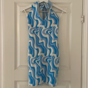 Klänning - En blå och vit möstrad tight klänning. Är från Gina Trocot. Använd enstaka gång och har inga defekter. 