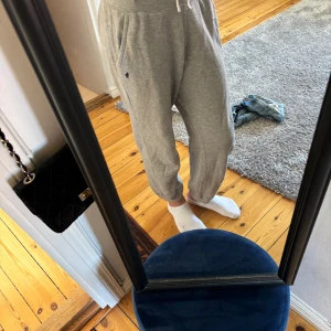 Ralph lauren mjukisbyxor - Bra skick. Har köpt de begagnande. Säljs pågrund av för korta. Pris kan diskuteras.
