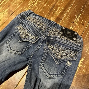 Miss me Jeans  - Benlängd från grenen: 82 Midja: ca 72  Innerbensmåttet: ca 67  Sjukt snygga men passade inte riktigt mig.  Pris kan alltid diskuteras vid snabb affär! Bra skick  