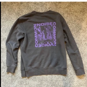 Sweatshirt  - Sweatshirt med tryck på baksidan💕