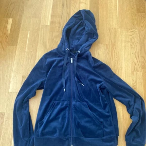 Mörkblå hoodie från Gina Tricot - En mörkblå hoodie från Gina Tricot med dragkedja. Jackan har långa ärmar och är tillverkad i sammet. pris går att diskutera. tvättas självklart innan den skickas💗