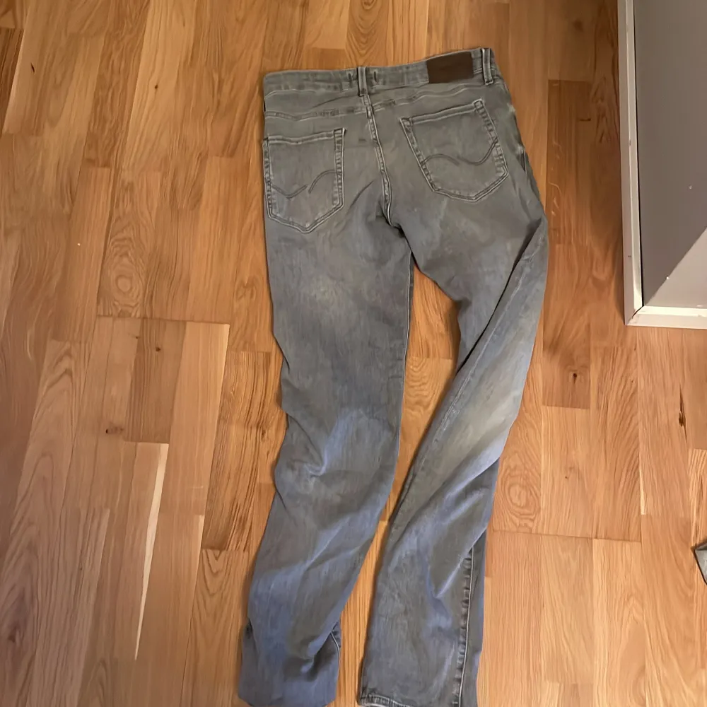 Jag säljer min jack & jones byxor 32/24 Dom är i bra i skick 9/10 . Jeans & Byxor.