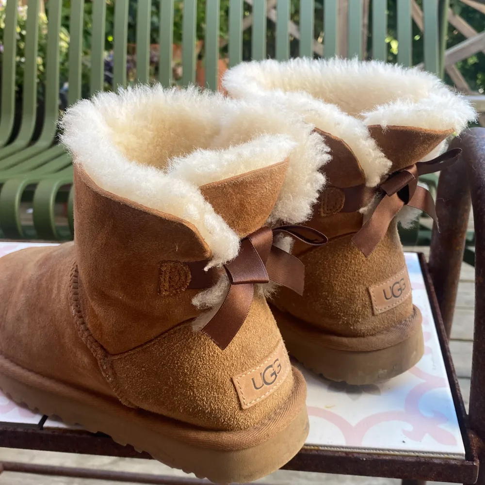 säljer mina uggs då dom tyvärr inte passar längre. använt ett fåtal gånger så dom är som i nyskick! köpta på Zalando för 2495kr. sååå gosiga och perfekta till hösten !!💕🔥🔥. Skor.