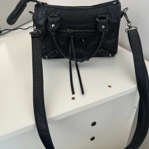 Handväska  - Säljer min Balenciaga inspirerade väska i mycket fint skick. Använd 1 gång, säljs då den tyvärr inte kommer till användning. 