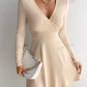 Peach färgad klänning, storlek petite xxs - Vardaglig klänning i ny skick har aldrig använt då den aldrig kommit till användning.  Väldigt tunn och funkar bra till sommaren. Skriv vid funderingar.