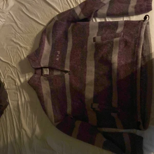 fet polar fleece - superskön polar fleece det dragkedja. storlek l. superbra skick nästan aldrig använd. sänker pris vid snabb affär☺️