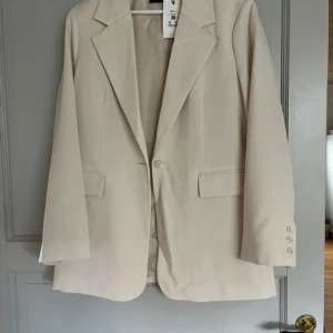 Oversized kavaj - Jättefin kavaj i nyskick. Den är aldrig använd och lappen finns kvar☺️💕 Nypris: 699kr