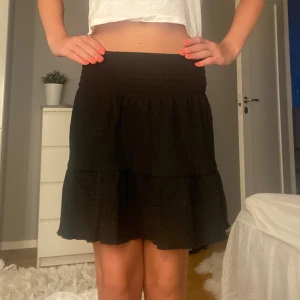 Kjol - säljer nu en till volangkjol! Denna är en jättesnygg och trendig kjol från gina 💘 den är slutsåld i butik, är i nyskick och köpt för 349kr 💋💋
