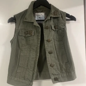 Jeans jacka/väst  - Grön jeans väst som jag tidigare köpt på Plick. Har inte användning av den längre och bara använt en gång. Den är i bra material och så snygg.🩷pris kan diskuteras! Vill få såld!