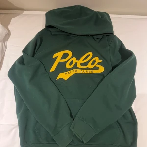 Mörkgrön hoodie - Mycket bra skick.