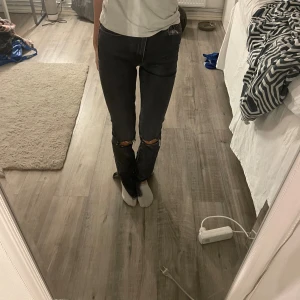 Jeans med slit - Fina jeans med en skott längst ner lite slitet längst ner annars jättebra💞
