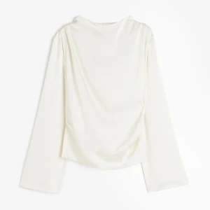 Vit satinblus - Endast använd en gång på julafton, inga defekter eller skador:) säljer eftersom den inte används😌