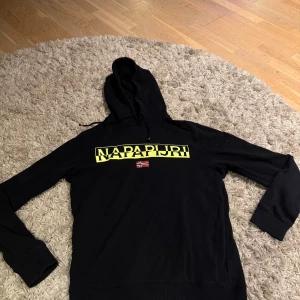 Napapijri Hoodie - Napapijri hoodie använd en del men fortfarande väldigt bra skick, 7/10. Inköpt på Zalando för 799