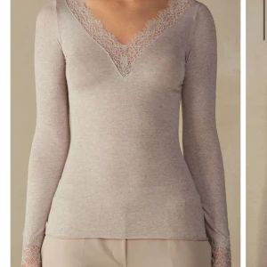 Intimissimi  - Säljer min jättesöta tröja då den inte kommit till jättemycket användning💗, köpt för några månader sen för 450kr då jag säljer den för 300kr. Skriv privat för egna bilder💕💕 KAN BYTA MOT INTIMISSIMI TRÖJA ELLER BH I ST 70B ELLER 75B.🩷