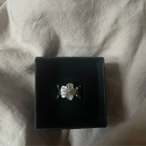 Ester ring rostfri  - 45kr/st, i 304 Stainless steel,  finns flera i lager😊 kolla gärna in min instragram där jag främst sköter försäljningen 🤍 fler liknande smycken hittar ni på min sida 🥰