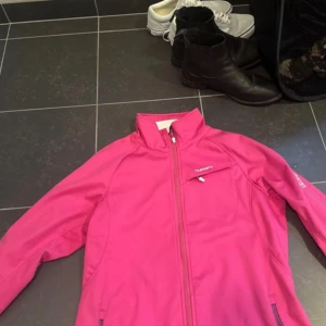 Rosa jacka  - Oanvänd jacka, storlek M. 