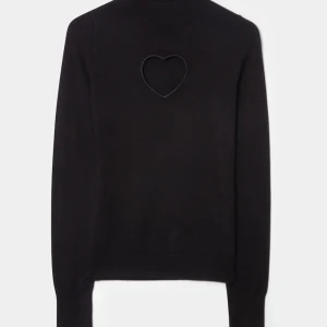 Cloeys tröja - Snygg svart tröja med ett hål i form av ett hjärta från Cloey Schuttermans märke. Tröjan är figursydd och har en hög hals.   Använd 2-3ggr så fint skick men lite nopprig på vissa ställen.