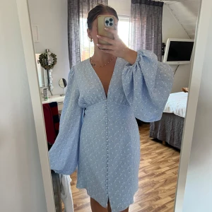 Adoore klänning - Så fin klänning från Adoore som tyvärr var för stor för mig! Endast testad och med prislapp kvar, helt slutsåld på hemsidan 🩵