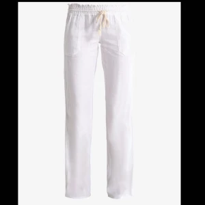 Roxy linnebyxor - Lågmidjade linnebyxor från Roxy (köpt på zalando), ny skick. Andvänd Max 5 gånger då dom inte kommit till andvändning. Säljs för 599 säljer för 449, pris kan diskuteras. (Tryck inte på ”köp nu)💘