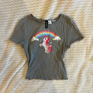 my little pony tshirt - Baby tee från H&M med My little pony tryck. Använd fåtal gånger, i princip nytt skick!