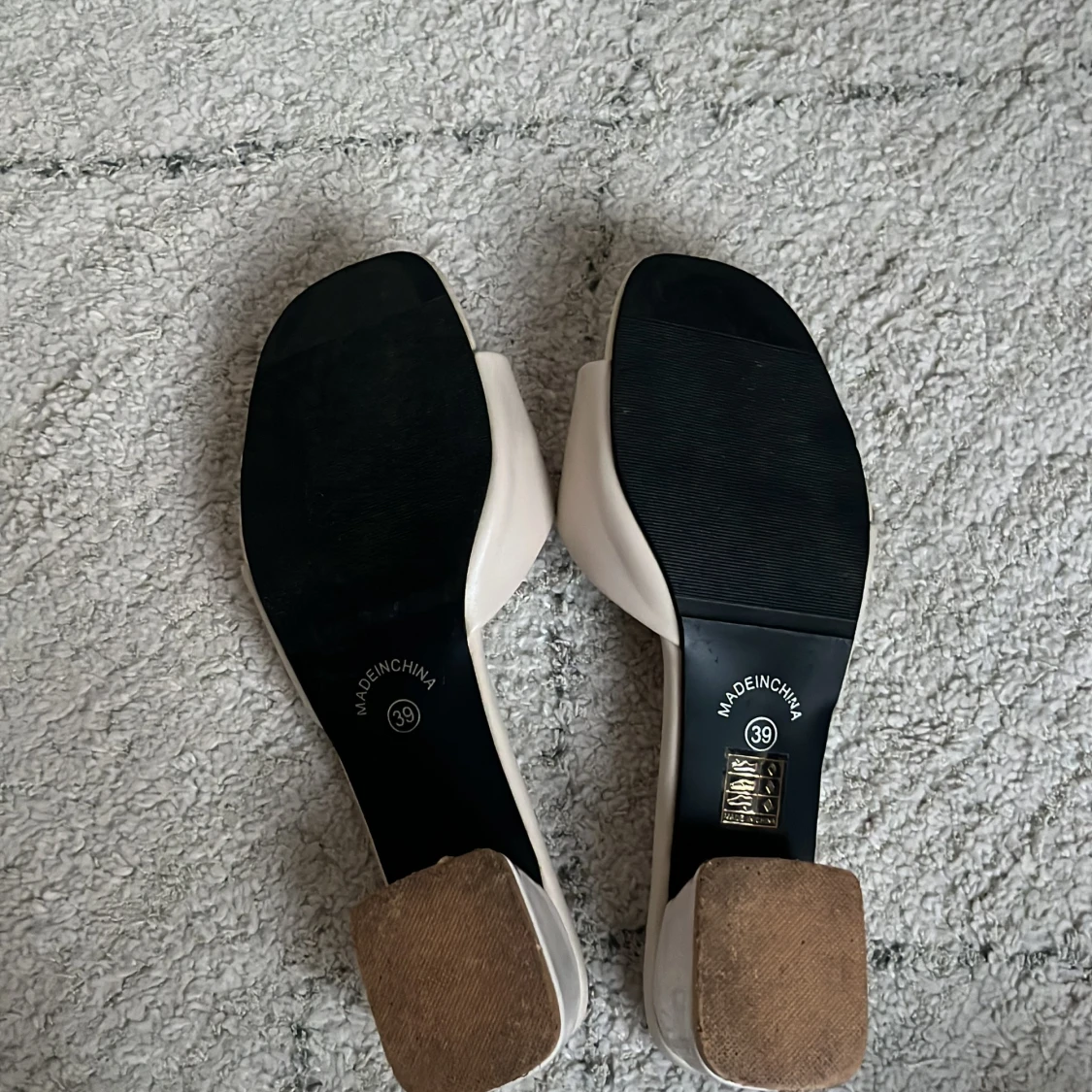 Beige sandaler med klack - 92