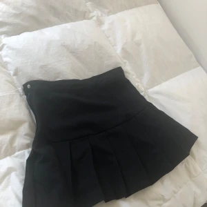 Svart kjol ! - Super fin svart kjol ! Jätte bra skick efter som den är använd cirka 2 gånger ❤️