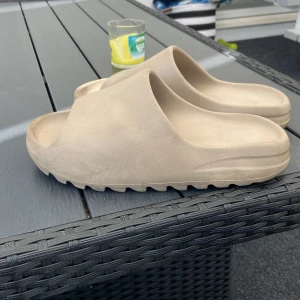 Yeezy Slides - Yeezy Slides Sand, Köpte för 2 års sen, bra skick!