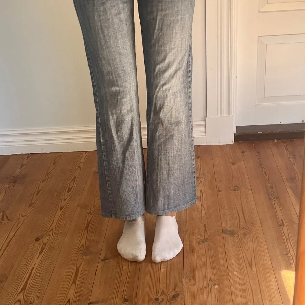 Jag på bilden är 170cm.  Midjemåttet: 36cm (rätt över )  Inerbenslängd: 73cm Inga defekter 💕 använd dig utav köp nu🫶. Jeans & Byxor.