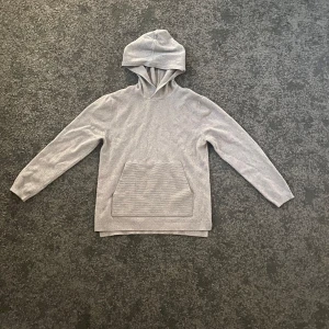 Grå stickad hoodie  - Grå stickad hoodie, som ny. Skriv gärna!