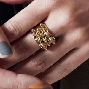 Edblad Peak Ring - Säljer min fina Peak ring från Edblad då den har blivit för liten för mig, storlek M (17.5). Använd i lite över ett år och har några slitage märken men inget som märks från längre håll!