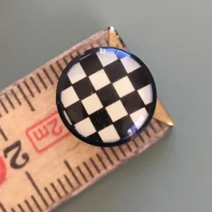 Plugg Pepita rutig schackrutigt örhänge piercing  - Inget att anmärka på 