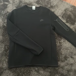 Nike tröja  - En helt oanvänd nike tröja. Nyskick. Skriv för mer bilder eller ifall du har andra frågor. Storlek M. 