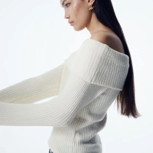 Off shoulder tröja - Super fin stickad off shoulder tröja från h&m som tyvärr inte har kommit till användning🤍✨ (Strl M men passar bra på mig som brukar ha strl S)